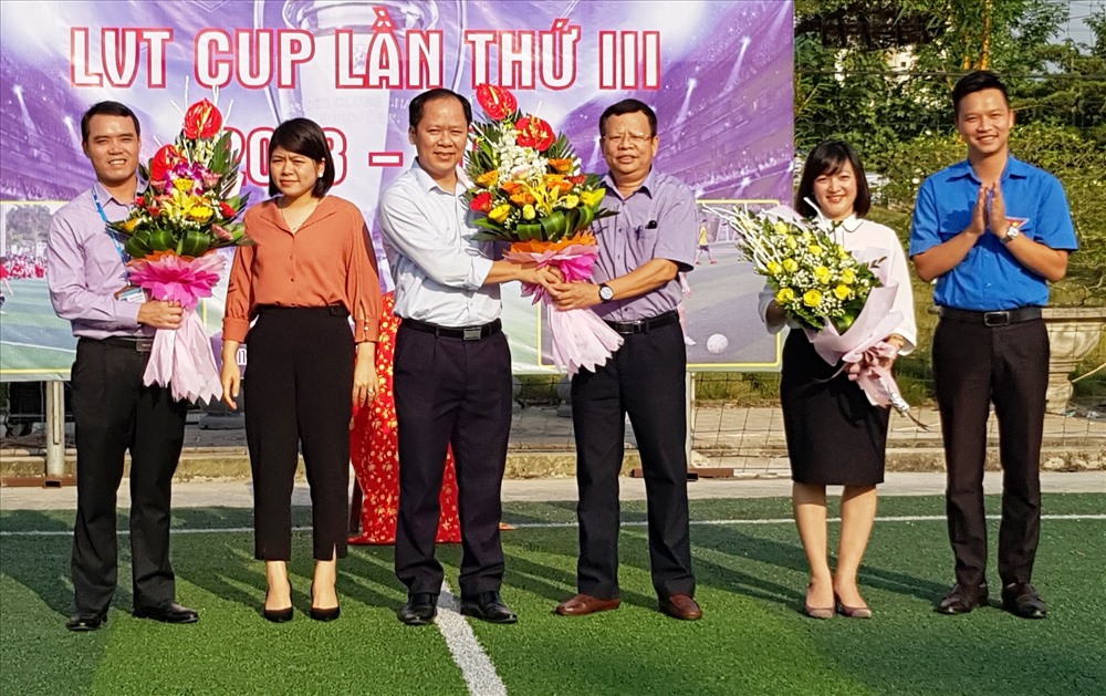 Đại diện lãnh đạo Sở GD&ĐT tỉnh Ninh Bình tặng hoa chức mừng ban tổ chức giải. Ảnh: NT