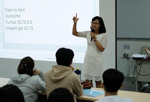 Nguyệt Minh trong buổi nói chuyện về 'Phương pháp học ngoại ngữ' với 200 sinh viên ở TP HCM. Ảnh: NVCC