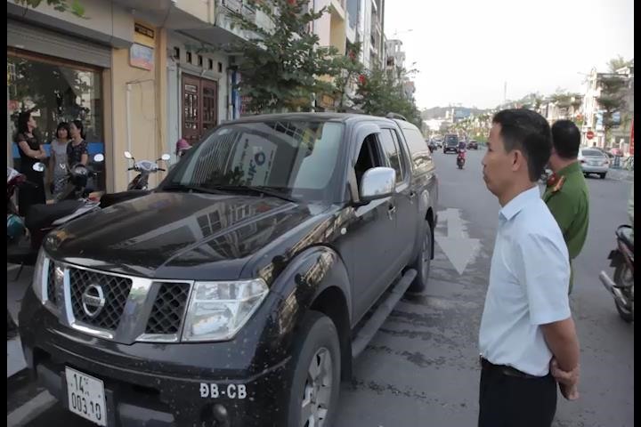 Chiếc xe để ngay ngoài cửa phòng giao dịch ngân hàng Viettinbank phường Hồng Hải trong 5 phút thì bị kẻ gian đập cửa cuỗm đi 3,5 tỉ đồng trong khi bảo vệ phòng giao dịch không hề hay biết. Ảnh: T.N.D