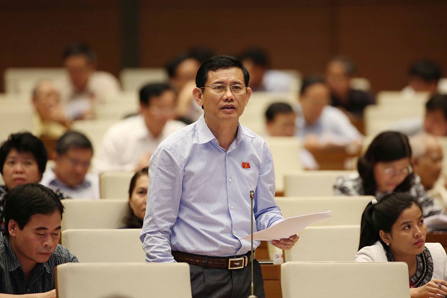 Đại biểu Quốc hội tỉnh Quảng Bình Nguyễn Ngọc Phương phát biểu ý kiến: “Xử lý nghiêm các dự án đầu tư công bị thất thoát”. Ảnh: TTXVN