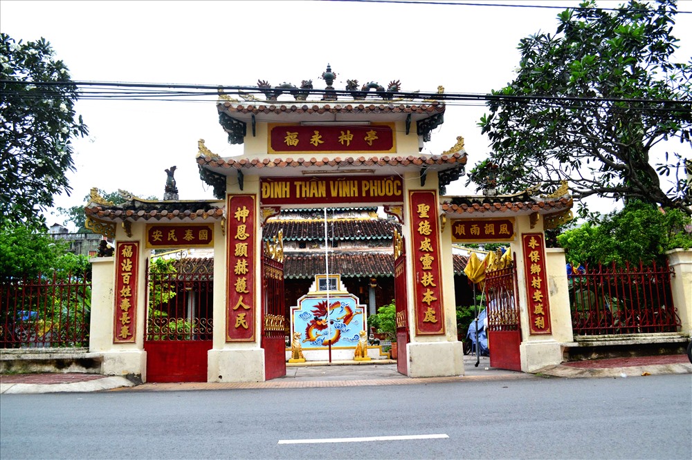 Đình Vĩnh Phước nhìn từ cổng tam quan. Ảnh: Lục Tùng
