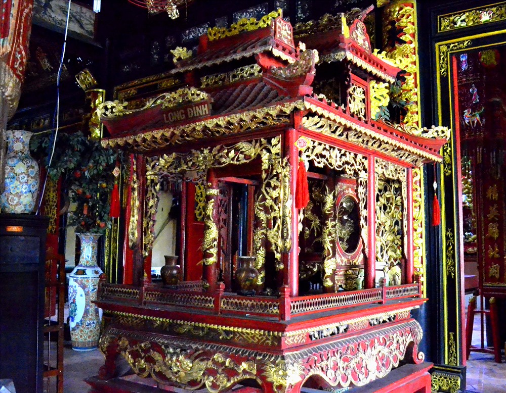 Ngôi long đình - hình ảnh thu nhỏ của ngôi đình. Ảnh: Lục Tùng