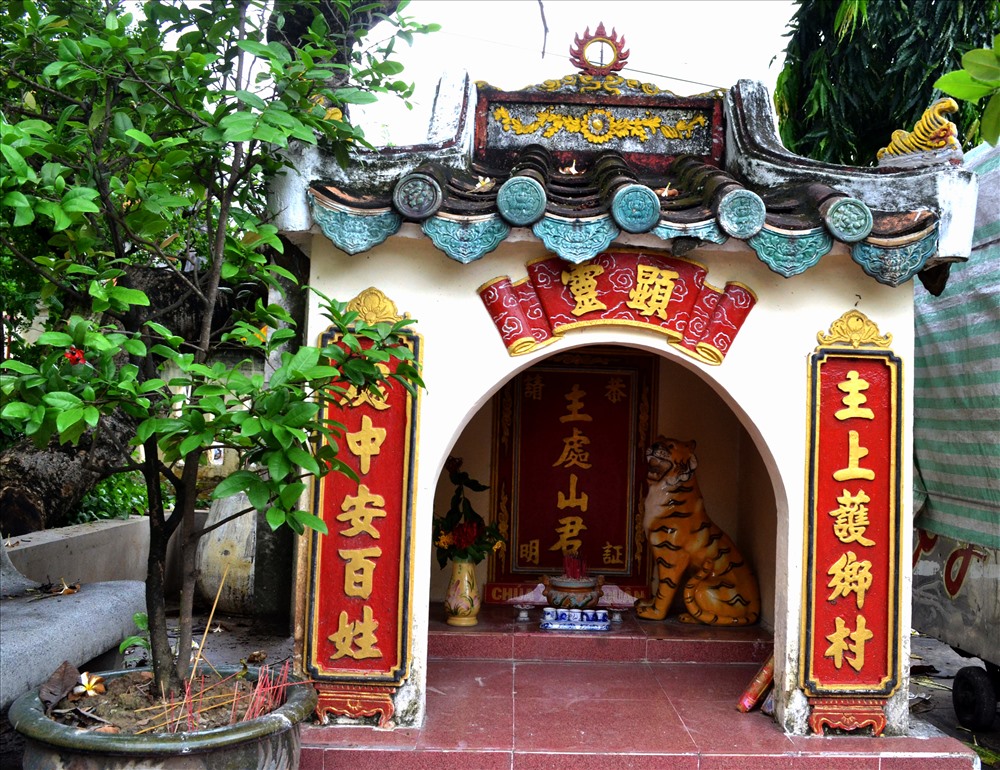Miếu thờ sơn quân trong khuôn viên đình. Ảnh: Lục Tùng