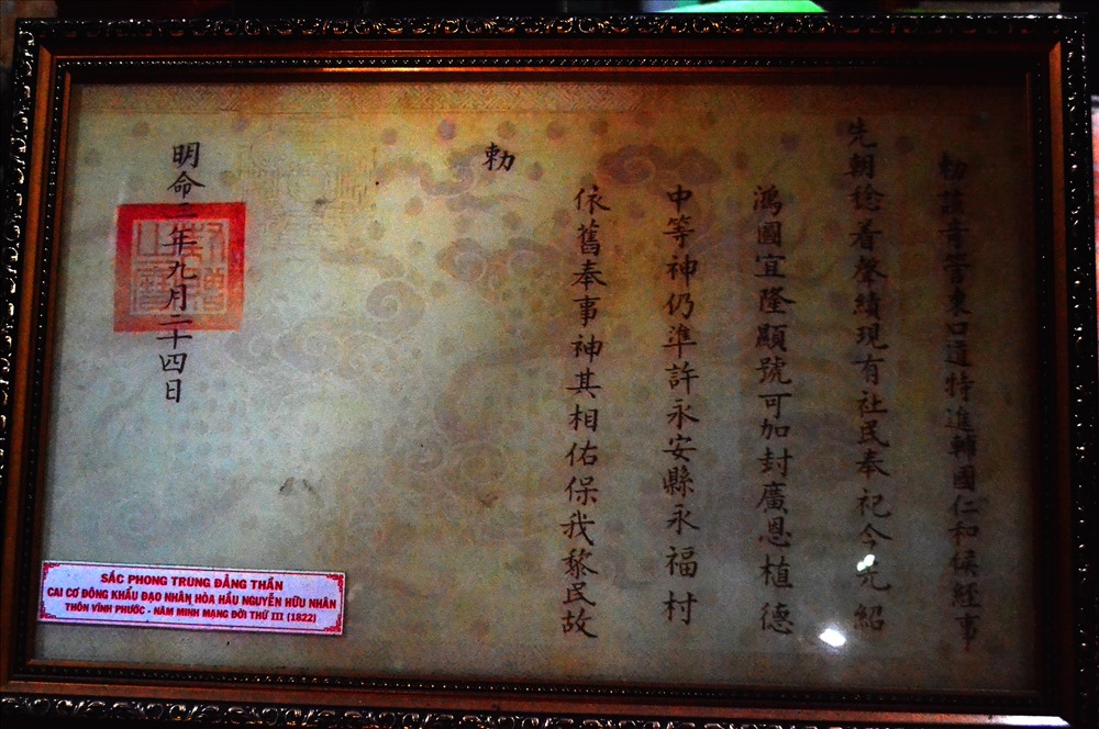 Sắc phong trung đẳng thần của vua Minh Mạng thứ 3 phong cho Nhân Hòa Hầu Nguyễn Hữu Nhơn. Ảnh: Lục Tùng