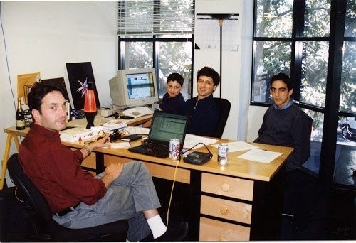 Tháng 3.1999, Google đã chính thức chuyển sang văn phòng “tử tế” đầu tiên tại đại lộ 165 Đại học ở Palo Alto – cùng tòa nhà với PayPal và Logitech.