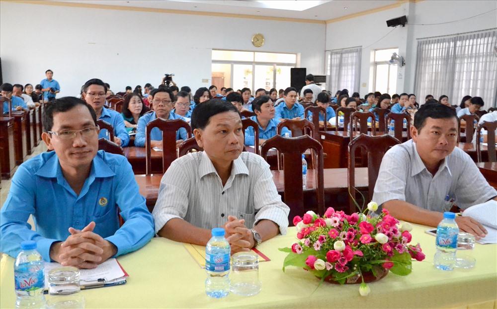 Lãnh đạo LĐLĐ tỉnh An Giang đến dự và nghiêm túc lắng nghe. Ảnh: Lục Tùng