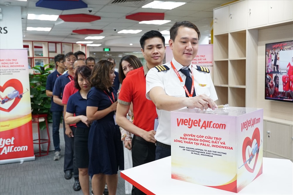 Các cán bộ nhân viên Vietjet và các thành viên tập đoàn quyên góp giúp các nạn nhân động đất sóng thần.
