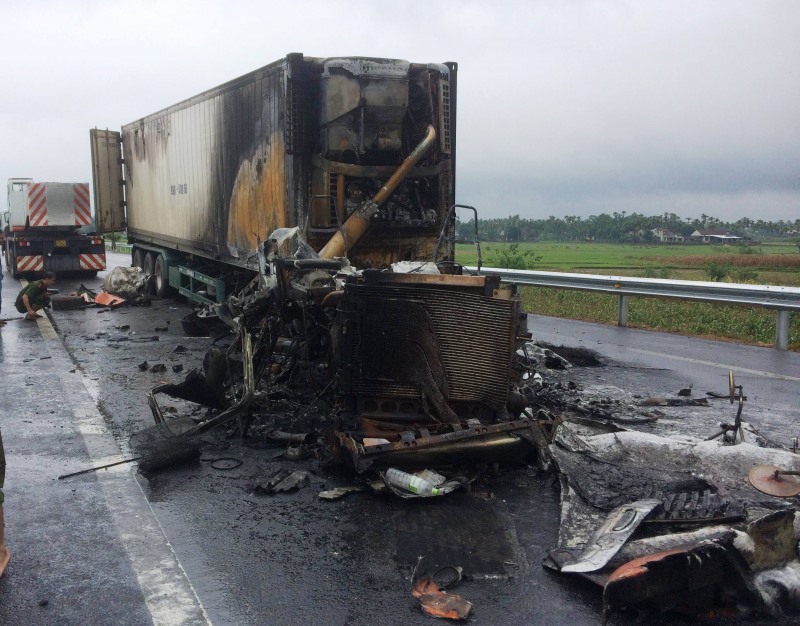 Xe container bốc cháy dữ dội trên tuyến dẫn cao tốc Đà Nẵng - Quảng Ngãi sau va chạm với xe tải