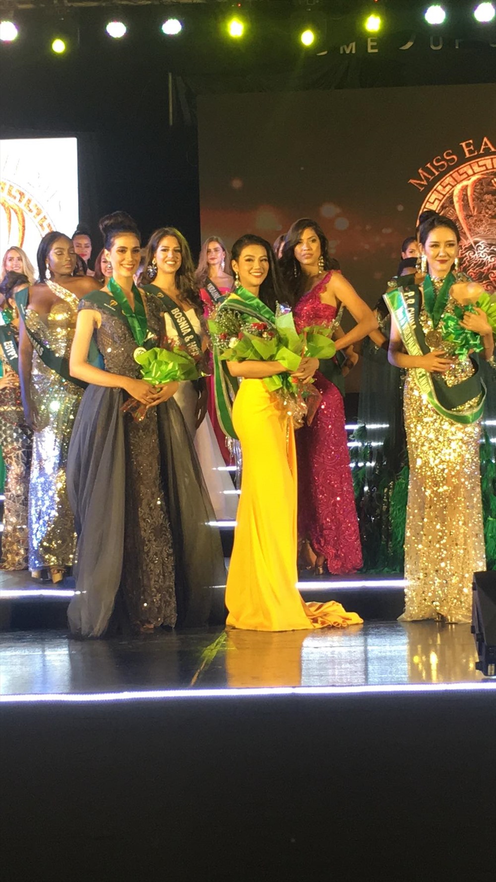 Đại diện Việt Nam, Nguyễn Phương Khánh tiếp tục xuất sắc giành Huy chương vàng phần thi dạ hội Miss Earth 2018.