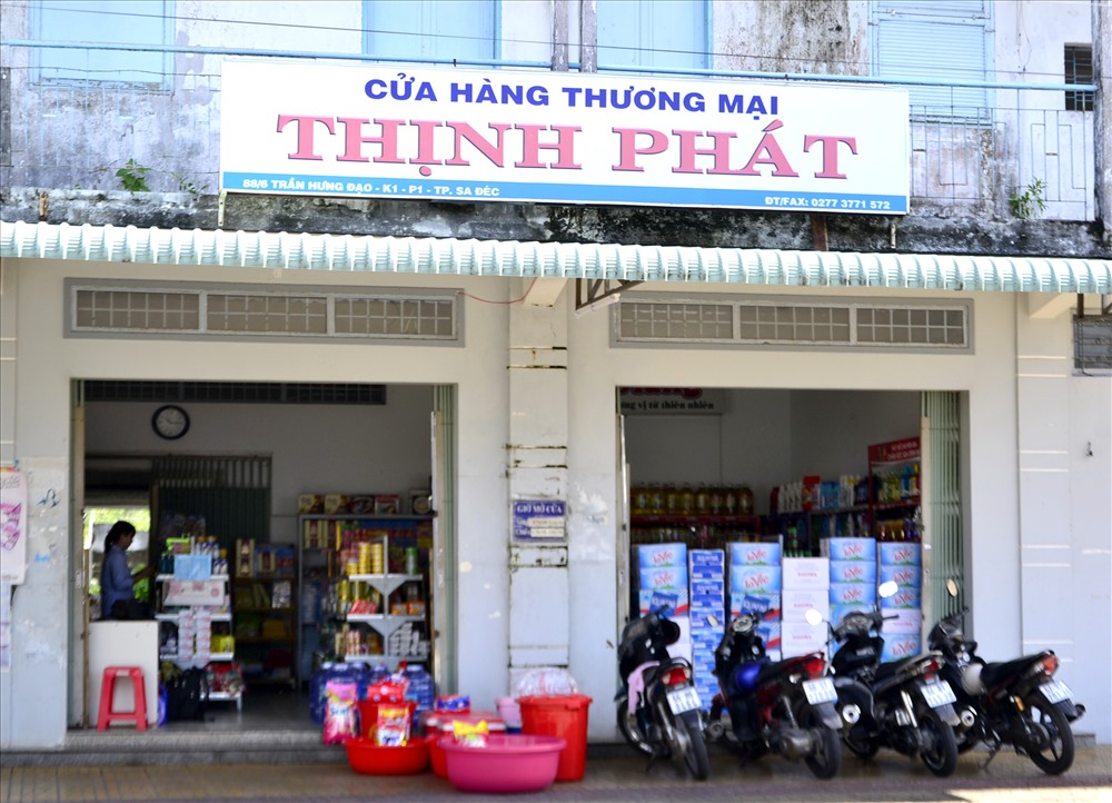 Cửa hàng Công đoàn có tên thương mại là Thịnh Phát, nhìn từ bên ngoài. Ảnh: Lục Tùng