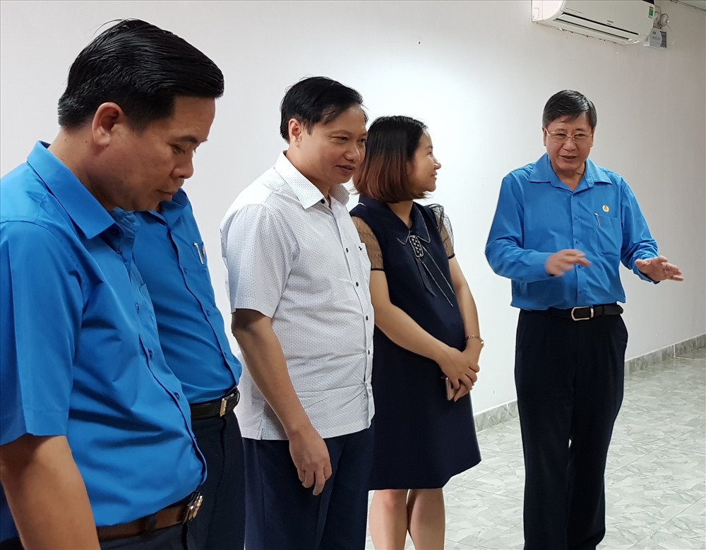 Đồng chí Trần Thanh Hải, Phó chủ tịch Tổng LĐLĐ Việt Nam thăm quan khu nghỉ trưa của công nhân. Ảnh: NT