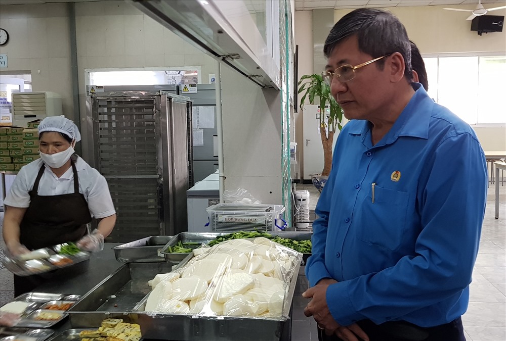 Đồng chí Trần Thanh Hải, Phó chủ tịch Tổng LĐLĐ Việt Nam thăm quan bếp ăn của công nhân tại Cty TNHH MCNEX Vina. Ảnh: NT
