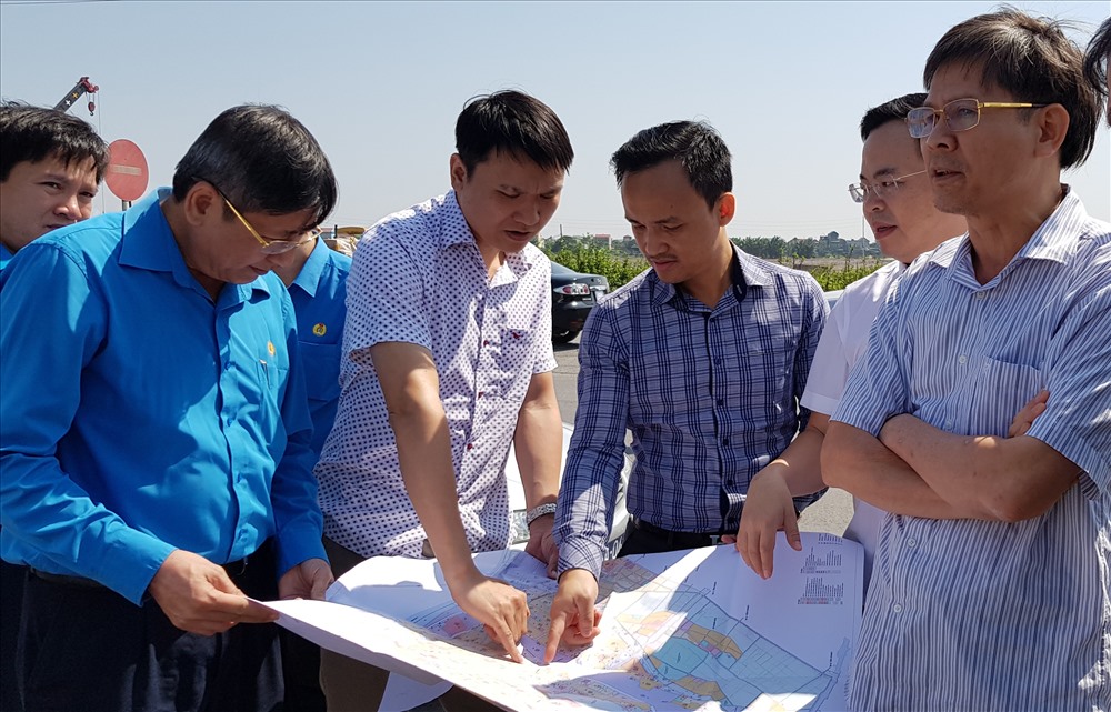 Đồng chí Trần Thanh Hải, Phó chủ tịch Tổng LĐLĐ Việt Nam và lãnh đạo tỉnh Ninh Bình thăm quan khu đất dự kiến xây dựng Khu thiết chế công đoàn. Ảnh: NT