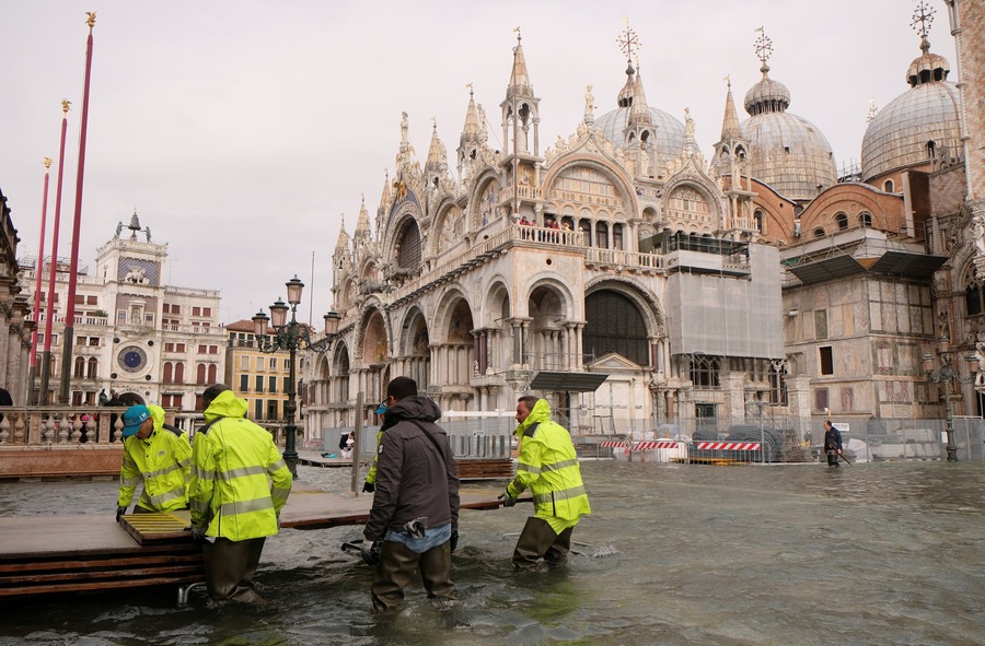 Thành phố Venice ngập nặng nhất, 3/4 diện tích thành phố bị nhấn chìm trong nước sau cơn bão mang theo gió lớn, nước dâng và quật đổ cây cối. Ảnh: