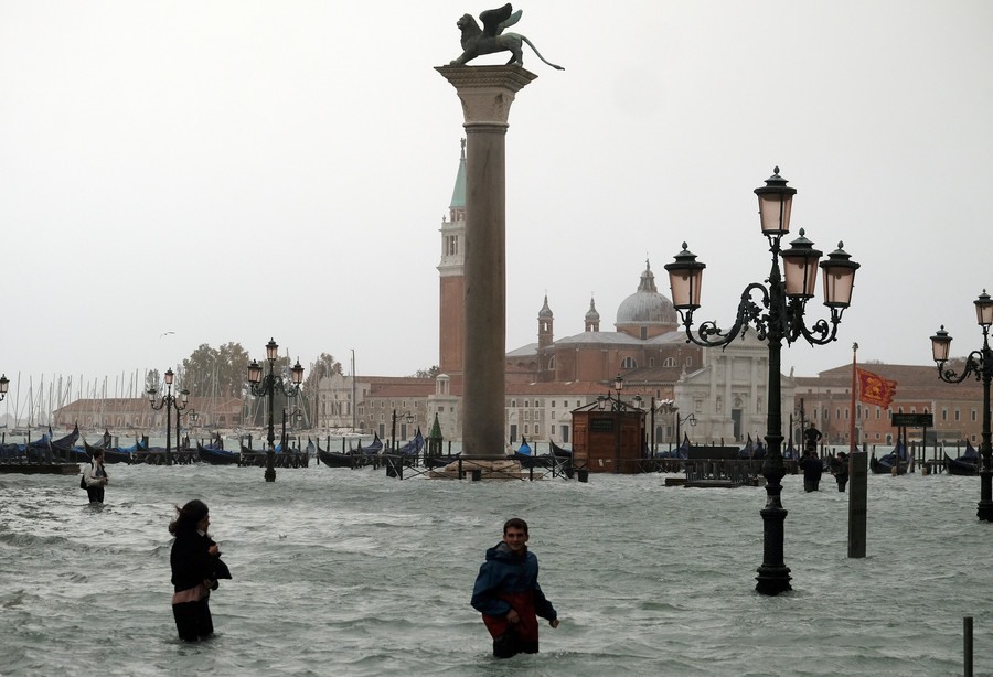 Mực nước ở Venice dâng cao hơn 1,5 mét hôm 29.10, là mức cao nhất kể từ tháng 12.2008. Ảnh: Reuters