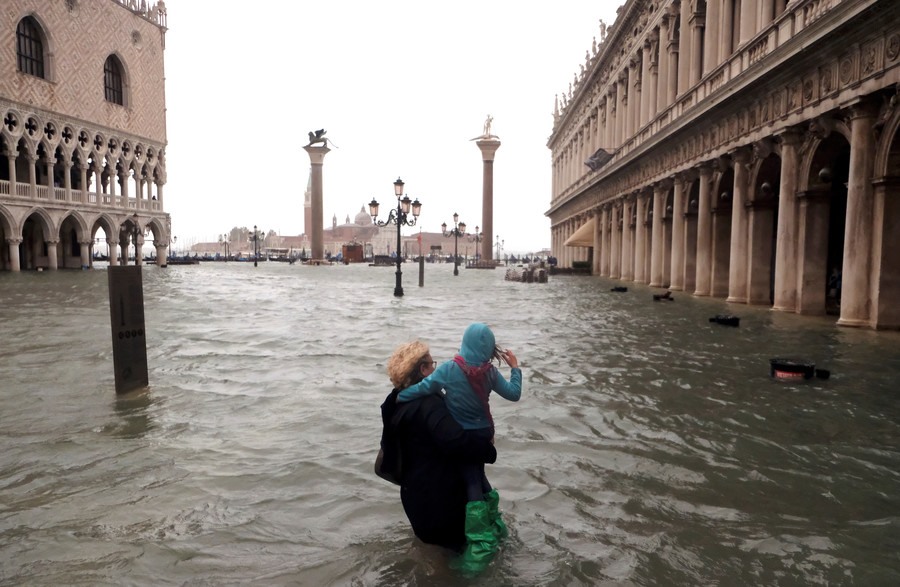 Thị trưởng Venice Luigi Brugrano hôm 29.10 cho biết một loạt rào chắn ngầm đáng ra đã ngăn cản mực nước dâng cao. Tuy nhiên dự án có tên “Moses” bị trì hoãn khá lâu với chi phí bị đội lên và tham nhũng tràn lan. Ảnh: Reuters