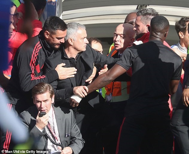 HLV Mourinho tức giận khi nhìn thấy màn ăn mừng của Marco Ianni. Ảnh: Getty Images.
