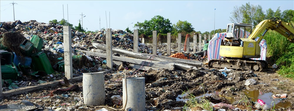 Lo Nhà máy rác Thành phố Cà Mau tiếp tục đóng cửa, huyện Cái Nước gia cố, mở rộng bãi rác tạm (ảnh Nhật Hồ)