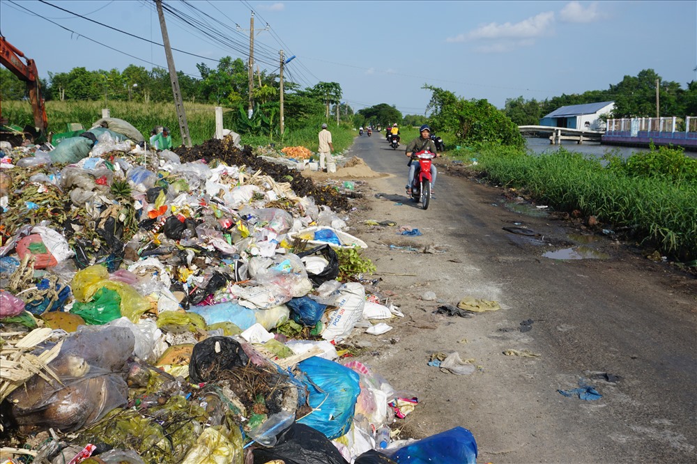 Bãi rác tạm tại huyện Cái Nước đã quá tải, rác tràn ra đường  (ảnh Nhật Hồ)