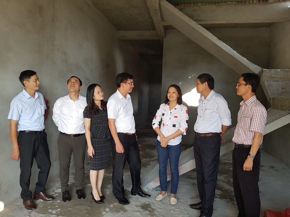 Lãnh đạo LĐLĐ thành phố thăm nhà đoàn viên Đinh Thị Hiền.
