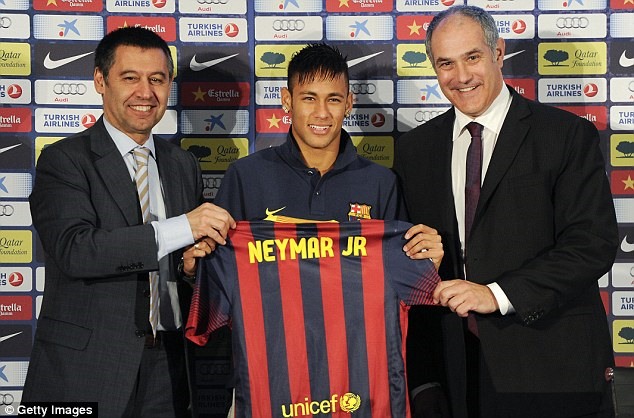 Neymar (giữa) trong ngày ra mắt Barcelona hồi năm 2013. Ảnh: Getty Images.