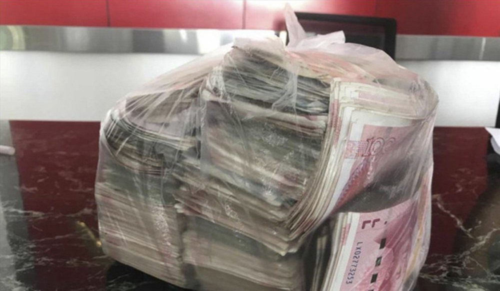 Túi tiền được Li Man nhặt được. Ảnh: China News