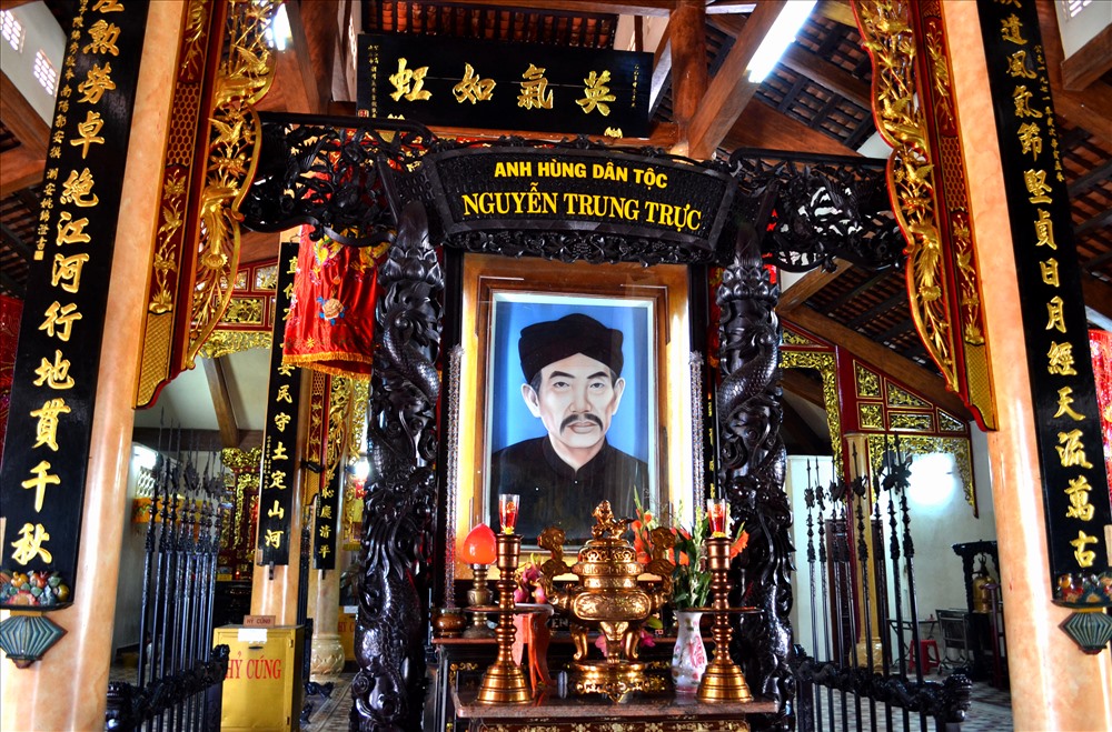 Ảnh và linh vị Nguyễn Trung Trực được thờ giữa chính điện. Ảnh: Lục Tùng