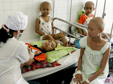 
Bộ Y tế đã cấp visa lưu hành cho một số loại thuốc điều trị ung thư nhưng giá cả vẫn là một bài toán đối với bệnh nhân Việt Nam (Ảnh minh họa)