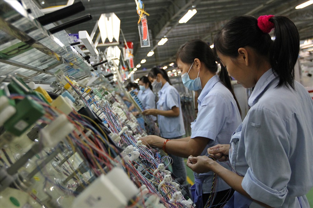 FDI tạo ra gần 4 triệu việc làm có thu nhập ổn định. Dây chuyền của công nhân Cty Sumi Vietnam. Ảnh: HẢI NGUYỄN