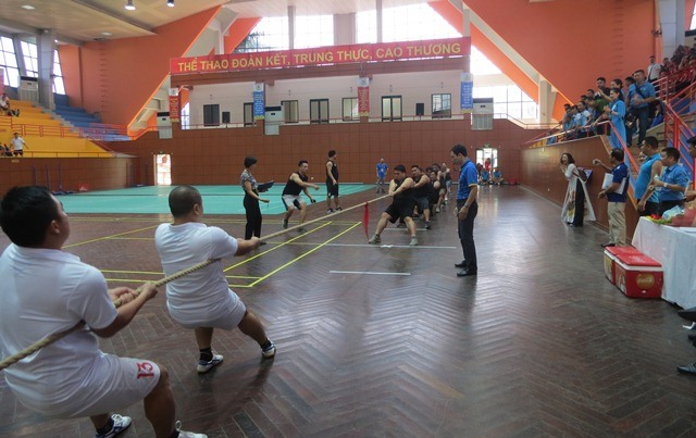 Thi đấu kéo co giữa đội CĐ Công an nhân dân (bên phải) và đội CĐ Viên chức VN tại hội thao. Ảnh: Xuân Trường