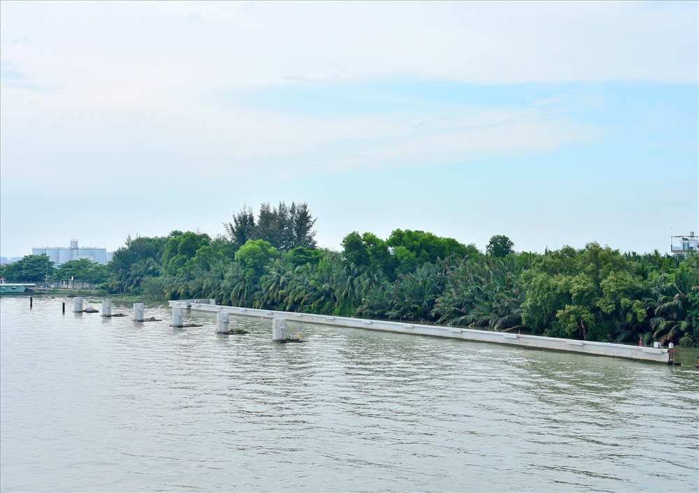 Một đoạn bờ kè khu vực cống Phú Xuân thi công dang dở.
