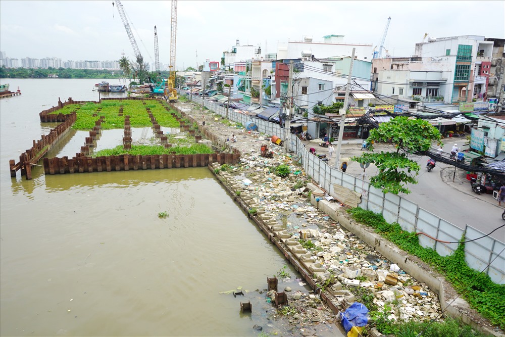 Dự án ngưng thi công lâu ngày, rác đọng hai bên bờ gây ô nhiễm môi trường.