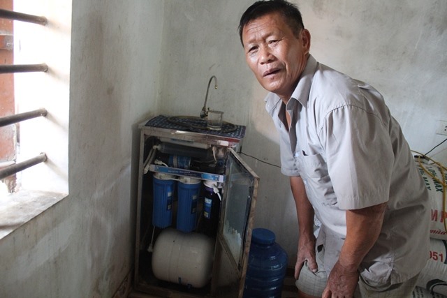 Dù đã có máy lọc nước những nhiều người dân xã Kỳ Hưng vẫn không yên tâm do nước nhiễm phèn. Ảnh: Trần Tuấn