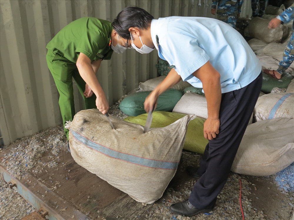 Hải quan Đà Nẵng vừa phát hiện ra lô hàng khủng gần 6 tấn vảy tê tê và 2 tấn ngà voi. Ảnh PV