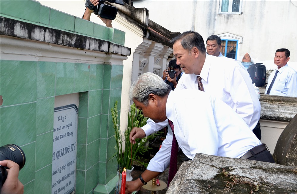 Viếng và dâng hương mộ cụ Lâm Quang Ky tại khu vực nhà mồ dòng họ Lâm. Ảnh: Lục Tùng