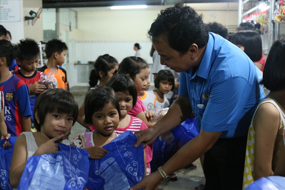 Lãnh đạo LĐLĐ quận Bình Thủy tận tay trao quà cho các em nhỏ. Ảnh: BT