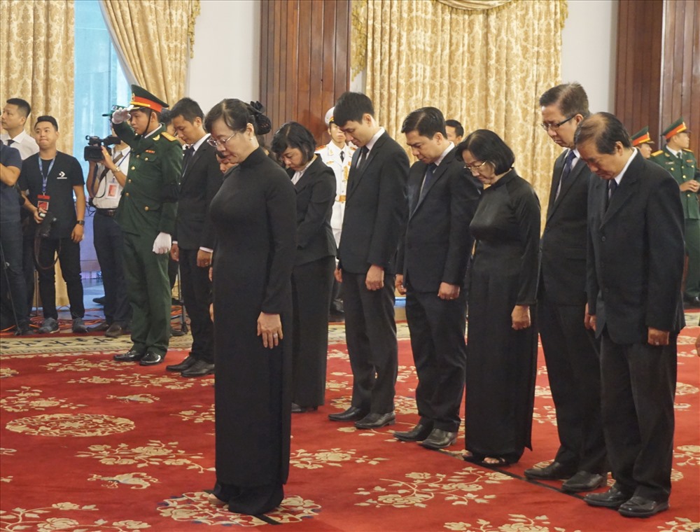 Đoàn đại biểu do Chủ tịch HĐND TPHCM Nguyễn Thị Quyết Tâm vào viếng nguyên Tổng Bí thư Đỗ Mười.