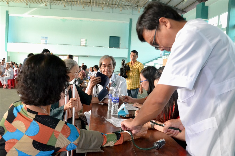 Đo huyết áp cho người cao tuổi. Ảnh: Lục Tùng