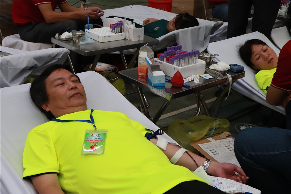 ông Lê Trung Hải – Phó Tổng giám đốc Tập đoàn Dệt may Việt Nam tham gia hiến máu cùng công nhân