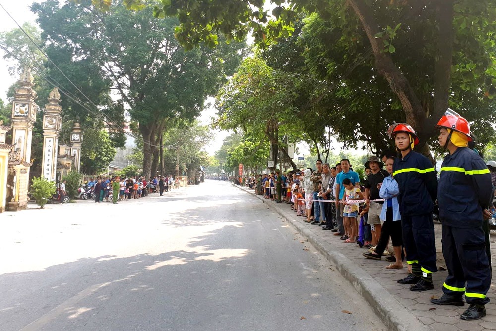 Hàng trăm người dân ở Thanh Trì đã ra đường tiễn biệt nguyên Tổng Bí thư lần cuối.