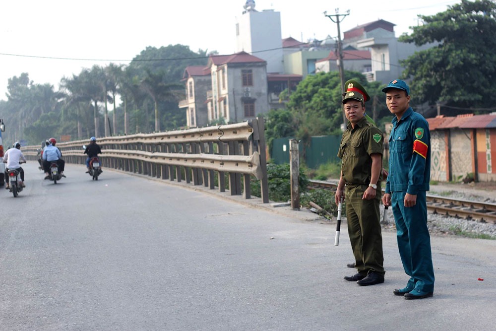 Lực lượng chức năng thực hiện nhiệm vụ phân luồng và đảm bảo an toàn giao thông tại khu vực Ngọc Hồi (Thanh Trì, Hà Nội).