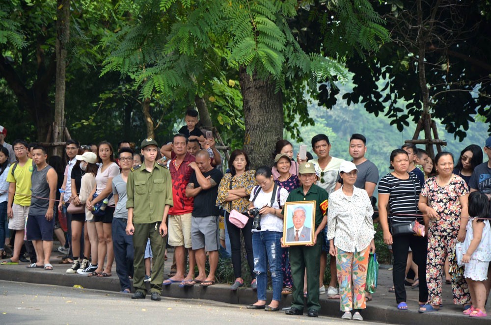 Người dân đứng dọc lộ trình tiễn biệt nguyên Tổng Bí thư Đỗ Mười.