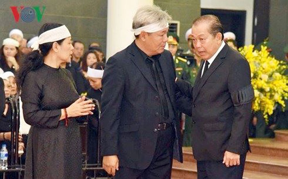 Phó Thủ tướng Trương Hoà Bình trao đổi cùng gia quyến nguyên Tổng Bí thư Đỗ Mười. Ảnh: VOV