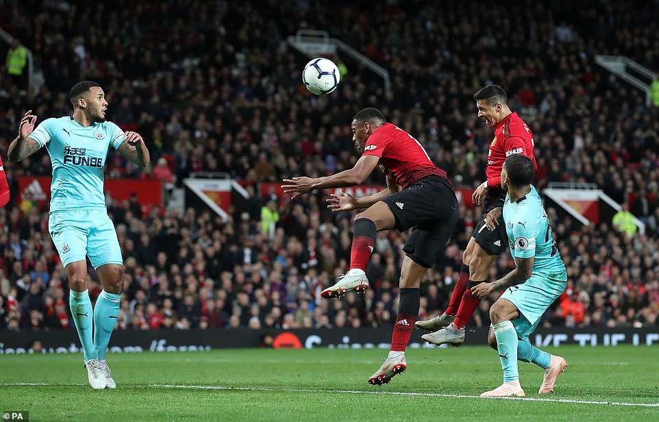 Alexis Sanchez (áo đỏ phải) có pha đánh đầu ấn định tỷ số 3-2 cho Man United. Ảnh: PA.