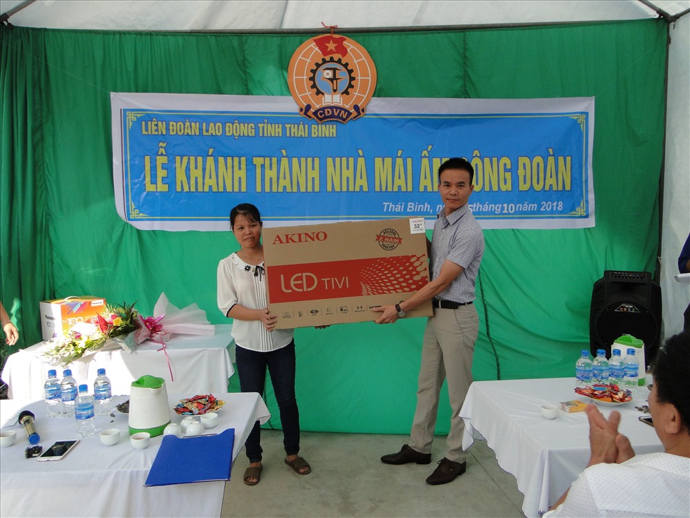 Đại diện BGĐ Cty TNHH Ha Hae VN trao quà cho đoàn viên Cty.