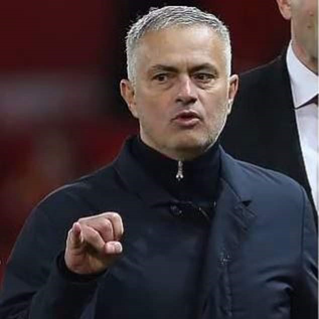 Mourinho đã chỉ ngón út và chửi thề trước ống kính khi bước vào đường hầm. 