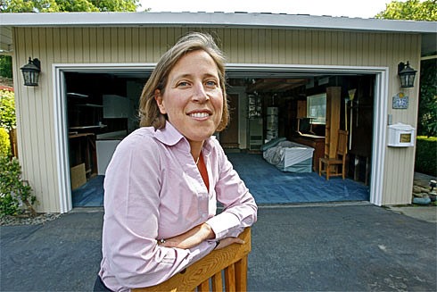 Larry Page và Sergey Brin thuê trụ sở này từ bà Susan Wojcicki với giá 1.700 USD/tháng. Sau đó, Susan Wojcicki đã trở thành 1 trong số 12 phó chủ tịch cấp cao của hãng. Khi Google thành công, căn nhà đã được mua lại vào năm 2006 để làm kỷ niệm.