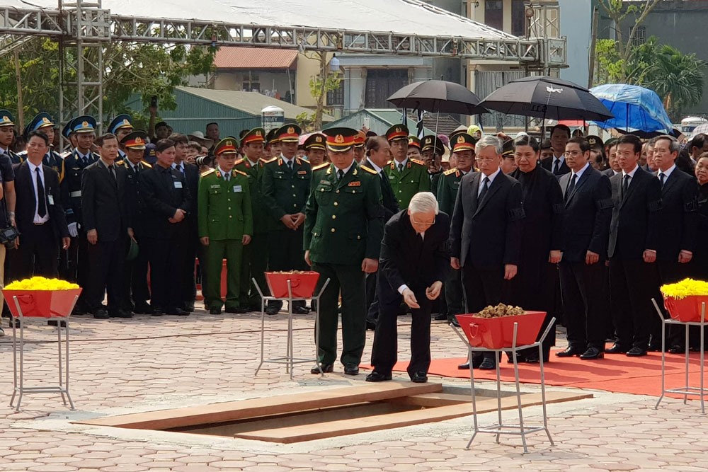 Tổng Bí thư Nguyễn Phú Trọng thả những nắm đất và hoa xuống linh cữu để tiễn biệt nguyên Tổng Bí thư Đỗ Mười.
