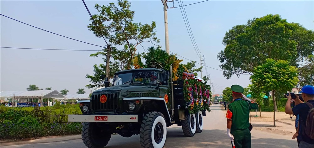 Đoàn xe chở linh cữu của nguyên Tổng Bí thư Đỗ Mười về tới quê nhà Đông Mỹ, Thanh Trì, Hà Nội.