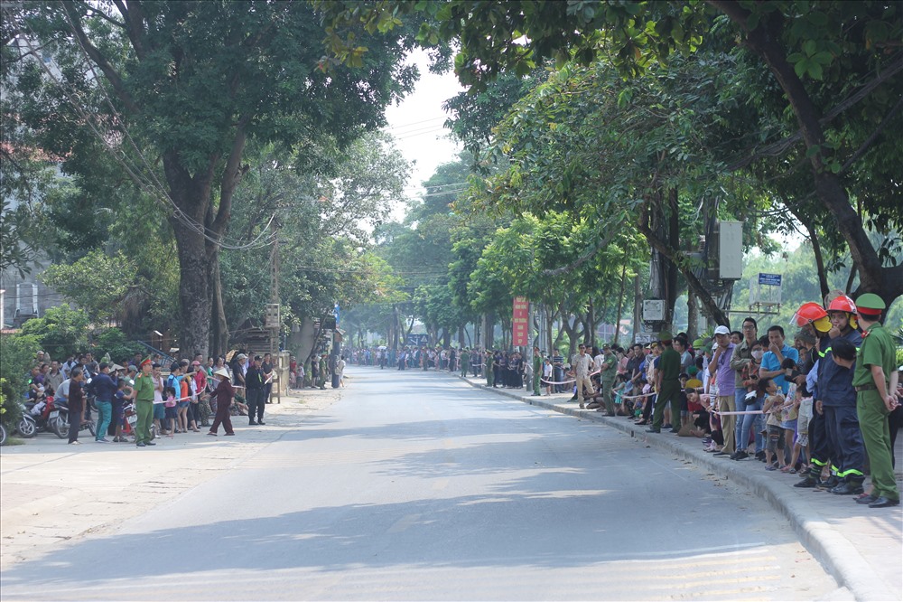 Từ sáng ngày 7.10, nhiều người dân đã tập trung trên các con đường, tuyến phố của Thủ đô nơi có đoàn xe chở linh cữu của nguyên Tổng Bí thư Đỗ Mười đi qua.